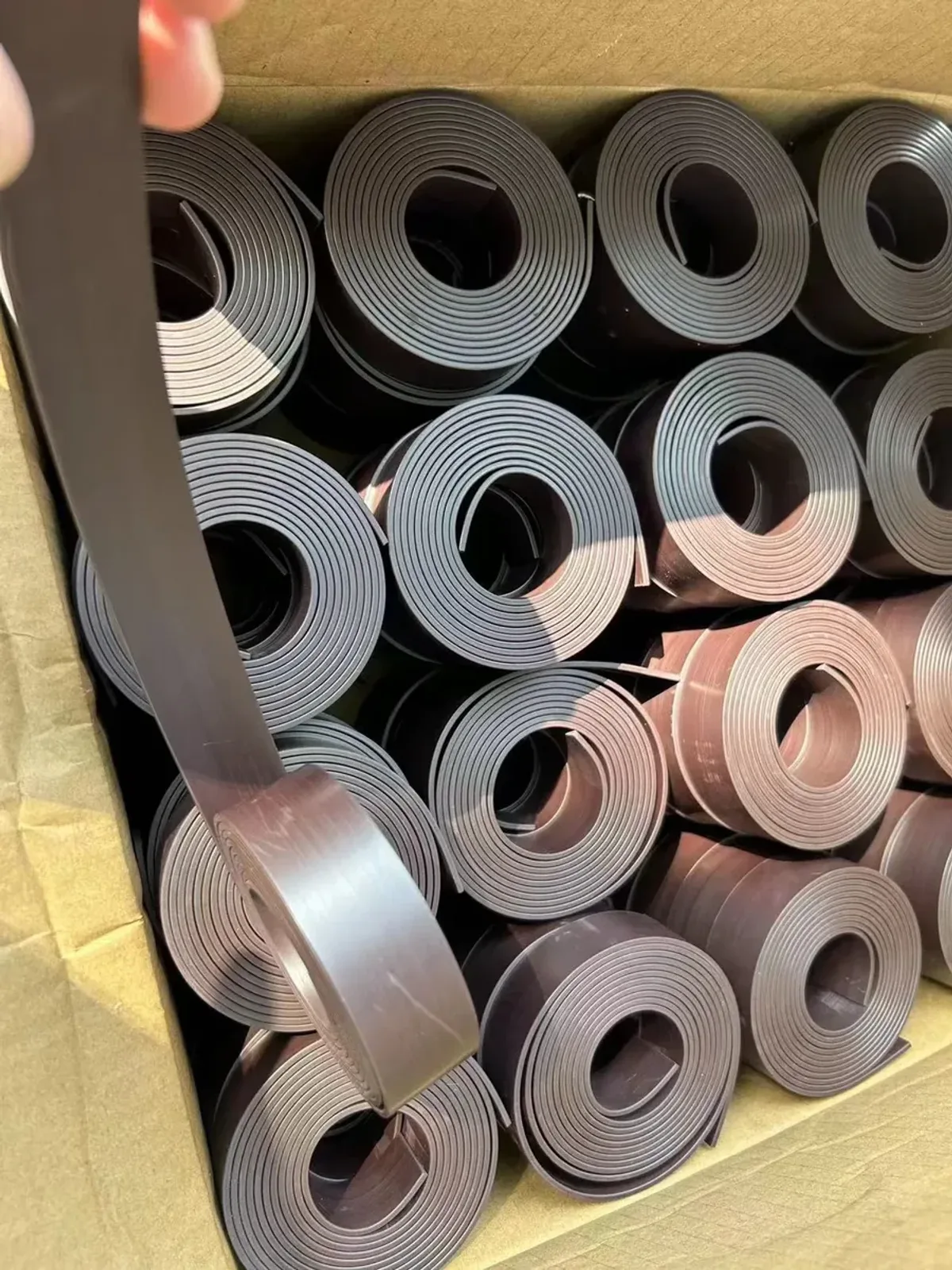flexible protected converted-material shipment — roll and strip packing